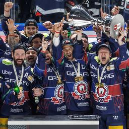 The Eisbären Berlin celebrate the championship (Picture Alliance/dpa/Andreas Gora)