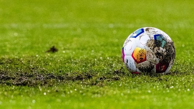 A football lies in the mushy lawn (symbol image): an entire region mourns the loss.