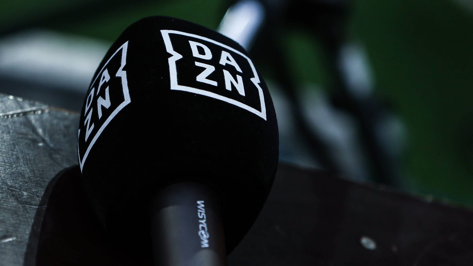 Microphone of the streaming service DAZN (symbol image): The price increases now end up in court.