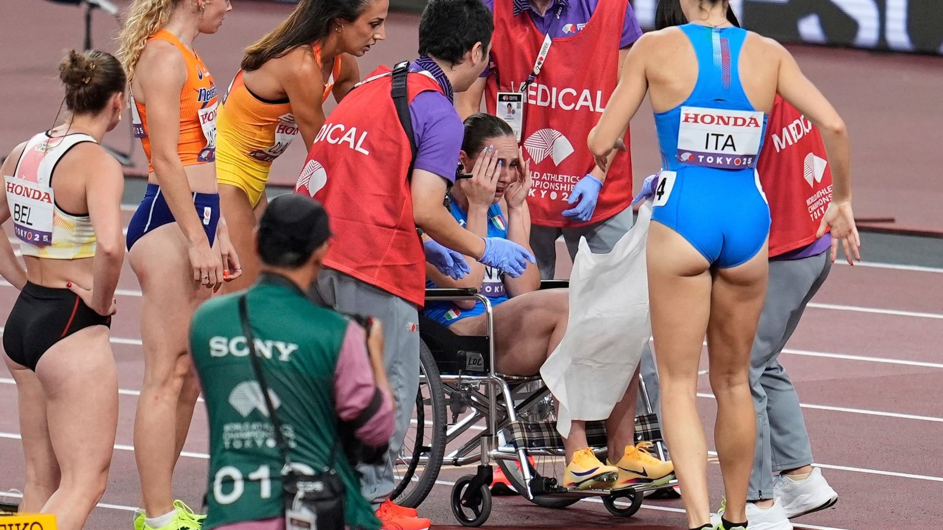 Vittoria Fontana: The Italian runner had to be removed.