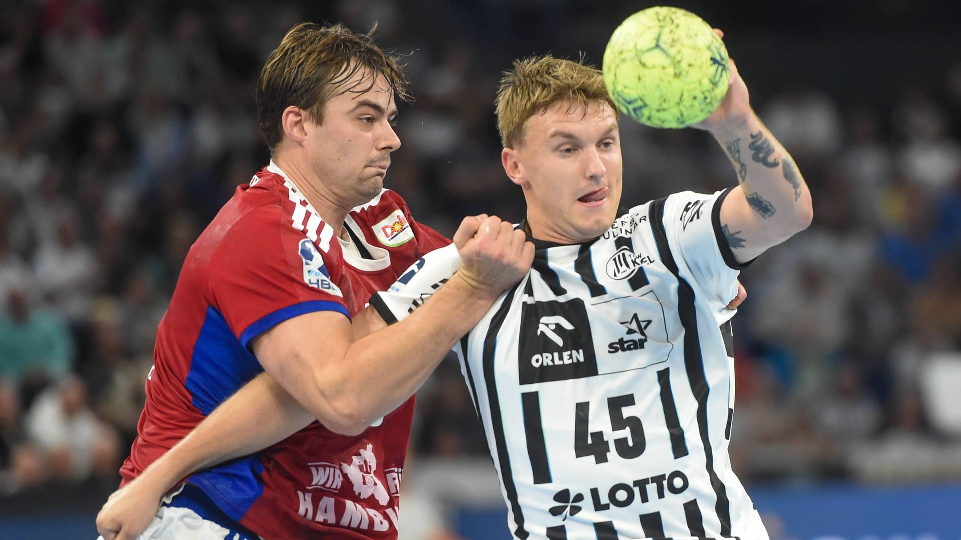 Andreas Magaard (left) in the duel with Kiels Emil Wernsdorf Madsen: HSV Hamburg kept the duel in Kiel open for a long time.