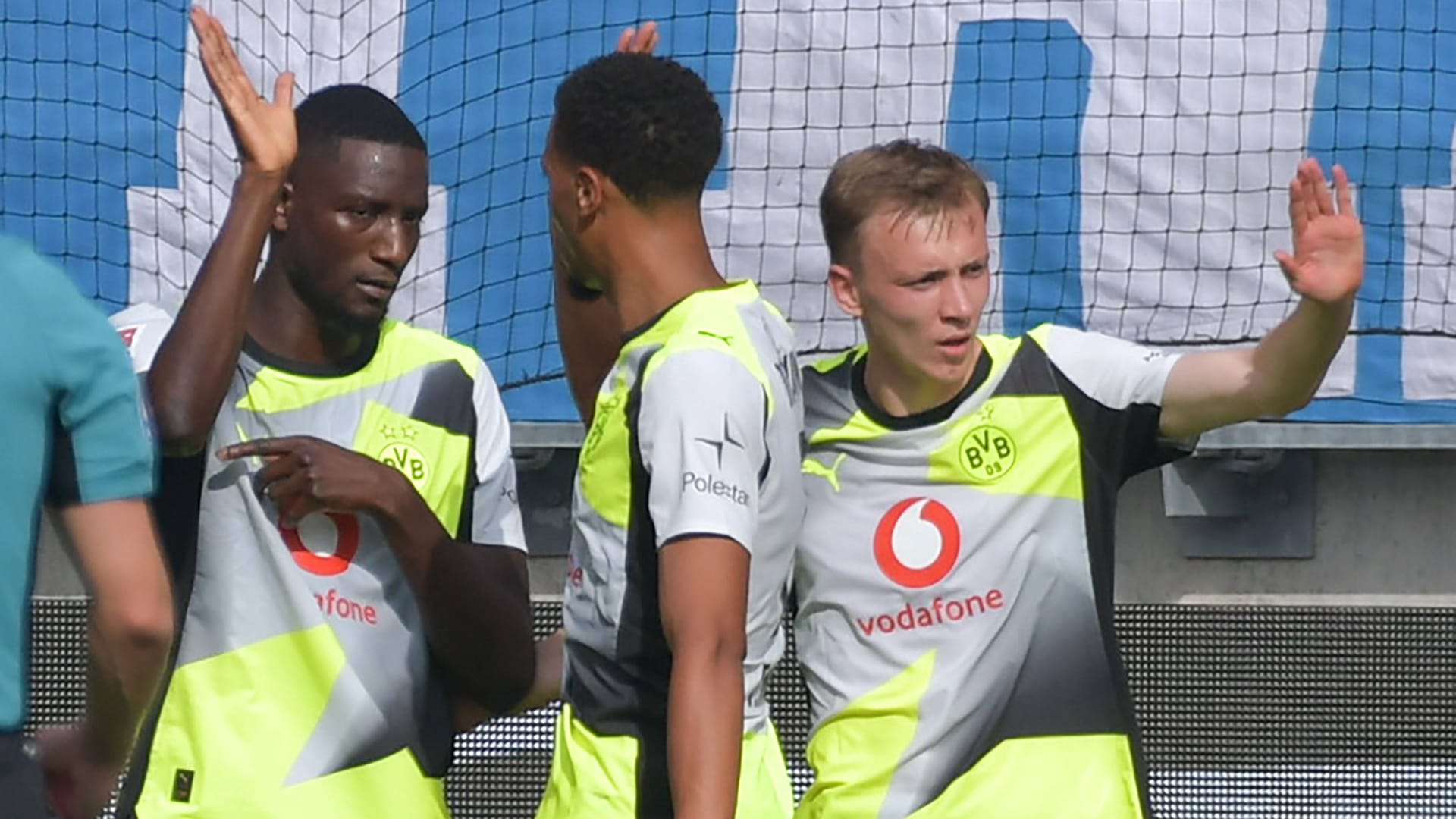Uneasy: The new BVB jersey when used for the first time in the game at 1. FC Heidenheim.