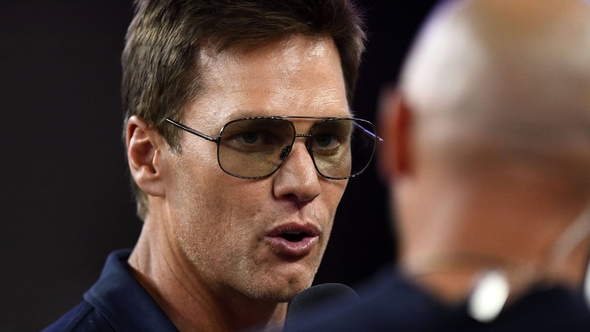 Tom Brady in a talk with the former Patriots Quarterback Brian Hoyer (right).