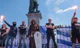 A delegation of the Proud Boys protects the Michiel de Ruyter monument in Vlissingen.