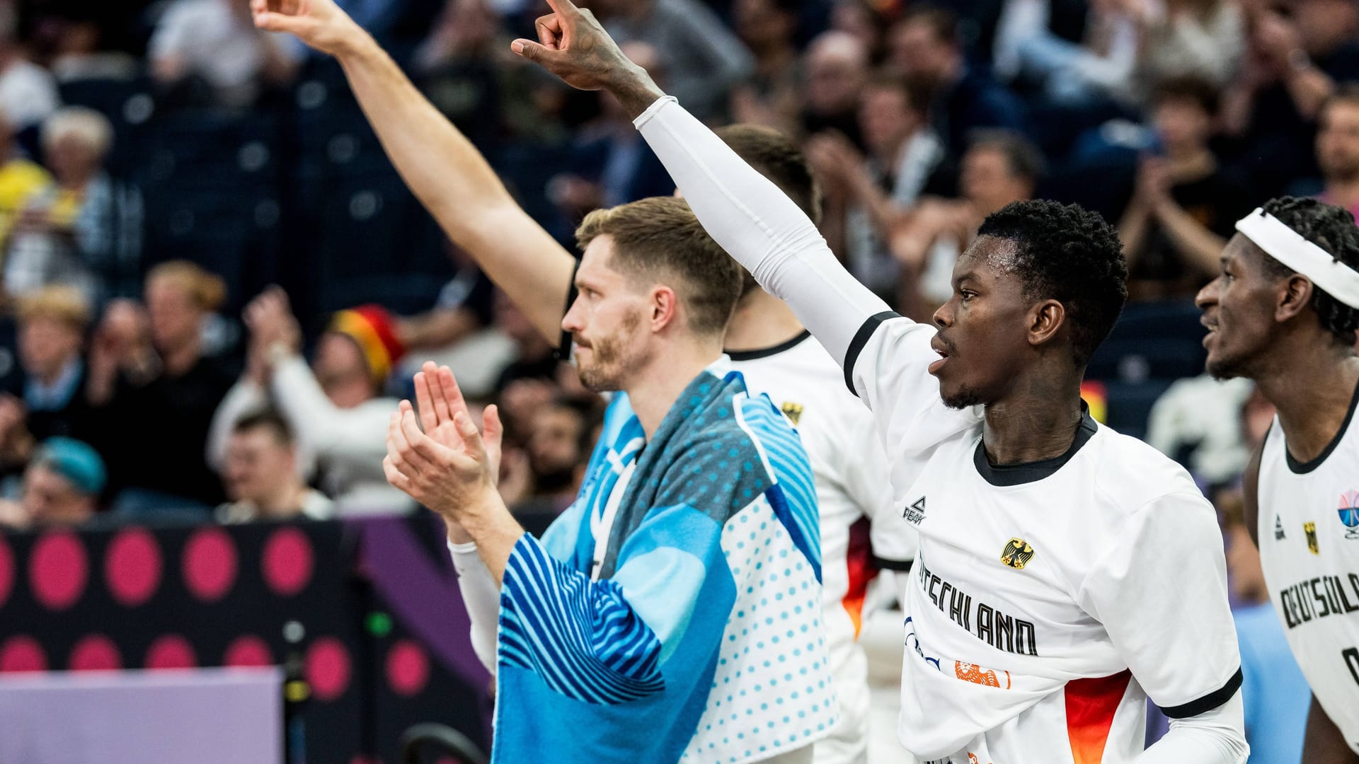 For the German basketball players around Dennis Schröder (2nd VR) it will soon continue in the round of 16.