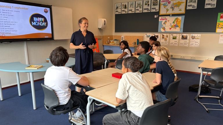 Linda from Het Broek teaches group eight of EBS Online in Eindhoven (photo: Rogier van Son). 