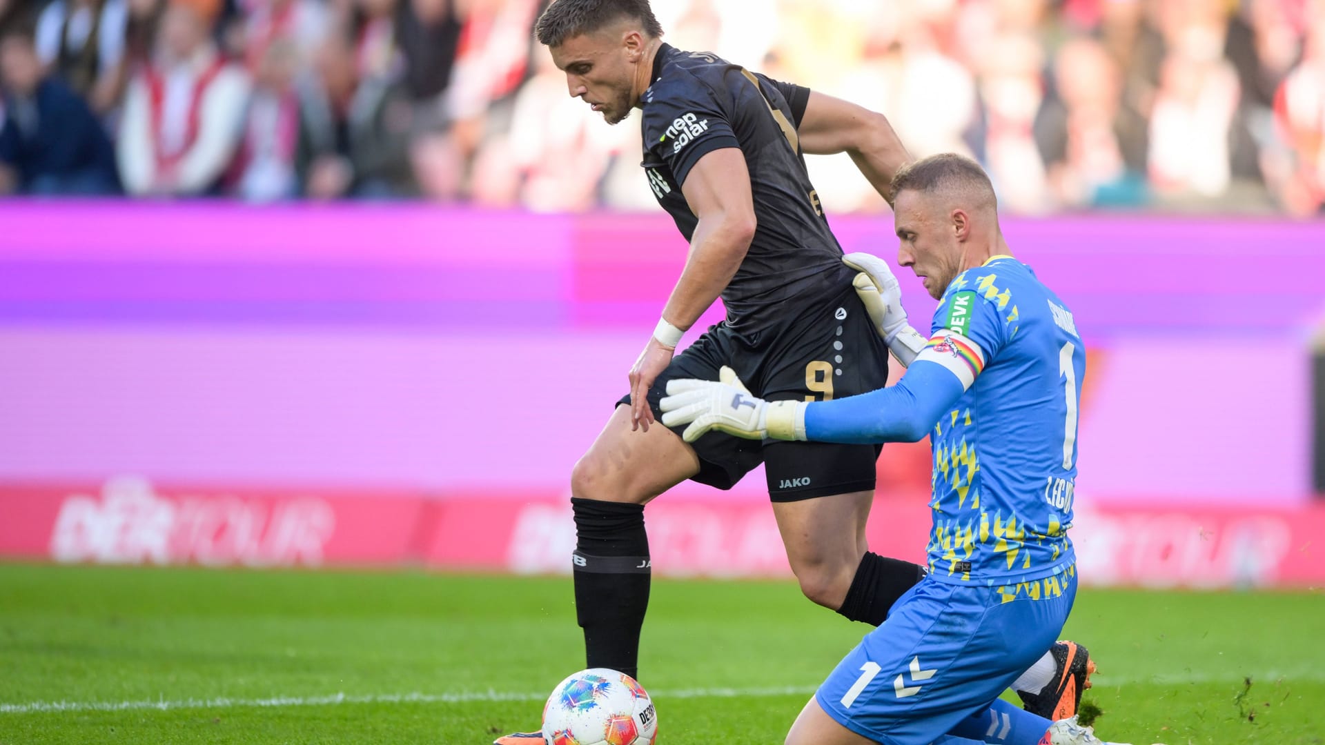 It is about this scene: Medin Demirovic (left) is hit by Cologne's goalkeeper Marvin Schwäbe.