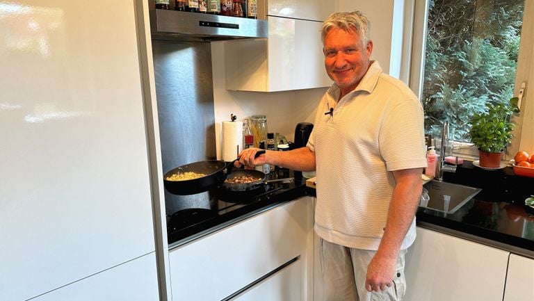 Michiel Verbakel at work in his kitchen at home (photo: Rogier van Son).