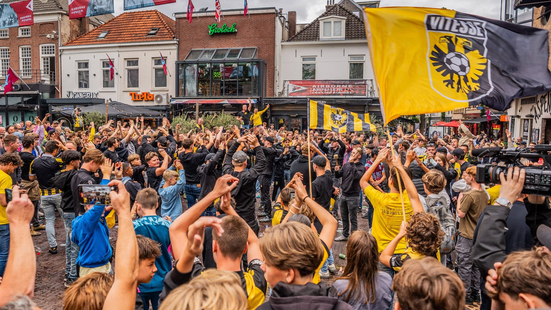 Unlanding joy: Arnheim fans celebrate the court ruling against the license withdrawal.