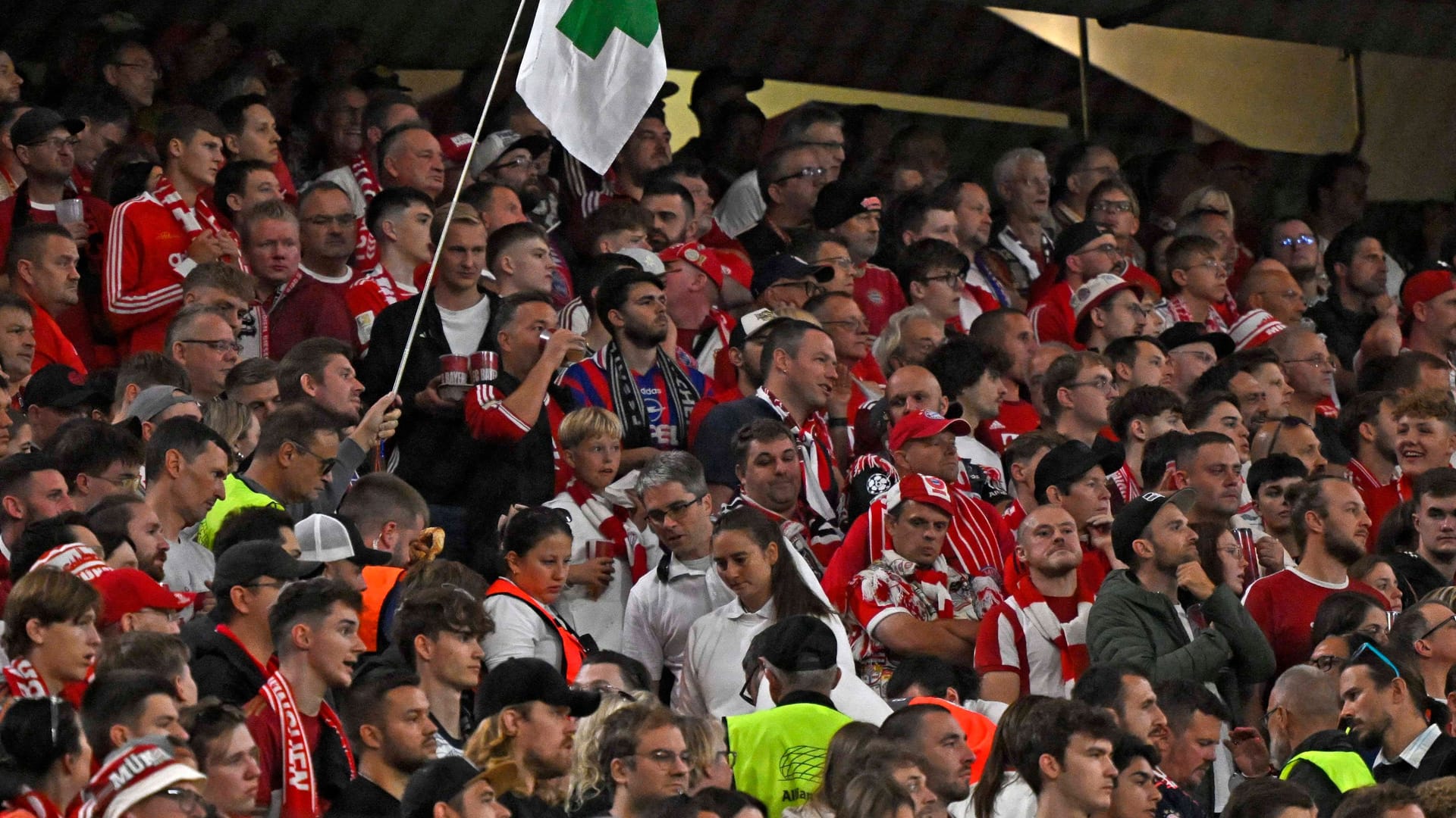 Rescue workers in action: Medical emergency in the Allianz Arena on the edge of the game against HSV.