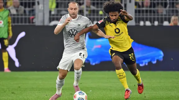 Dortmund's Karim Adeyemi (right) in a duel with Wolfsburg Christian Eriksen