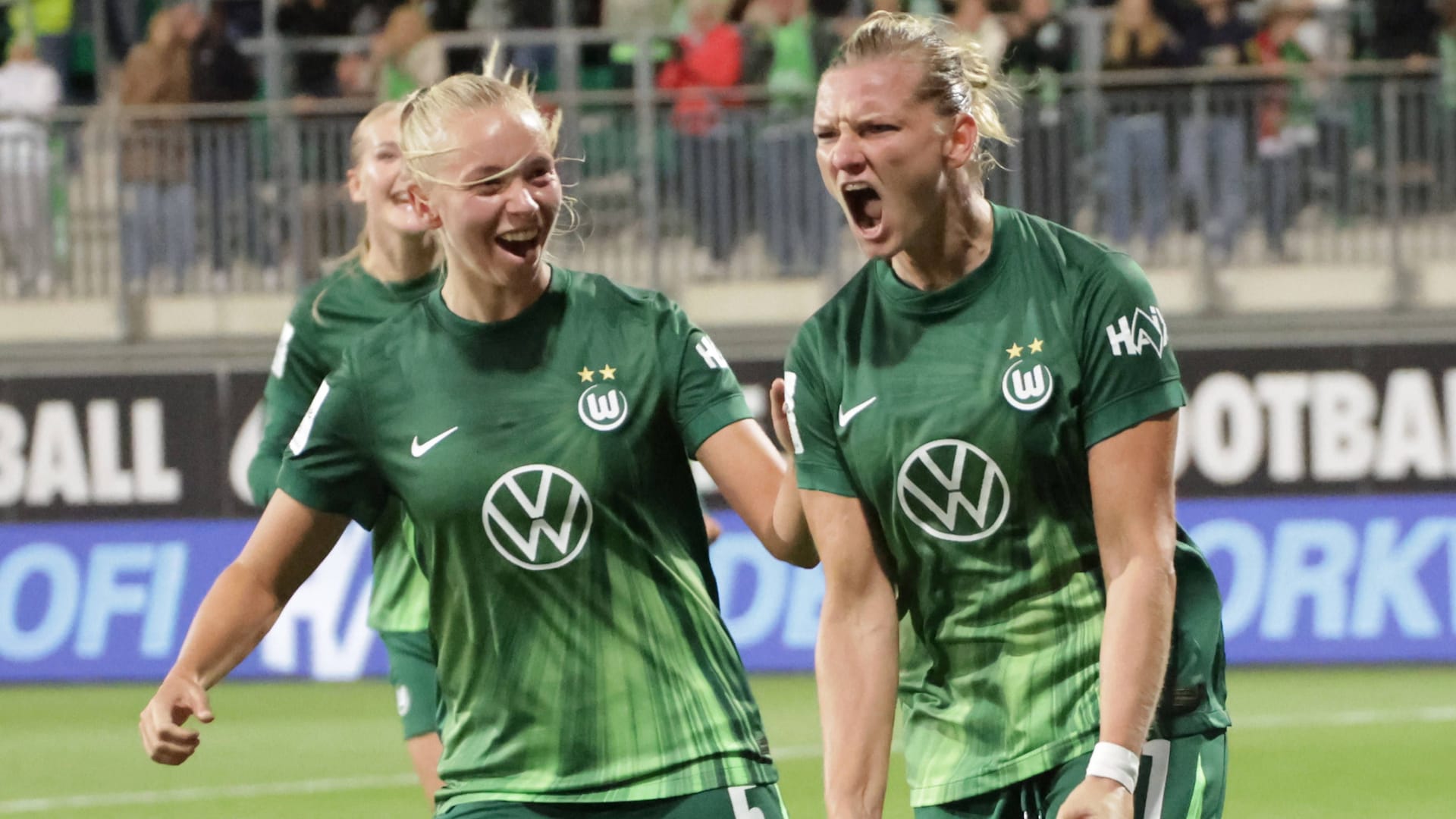 Met for the final score: Wolfsburg's Alexandra Popp (right) cheered against Werder Bremen.