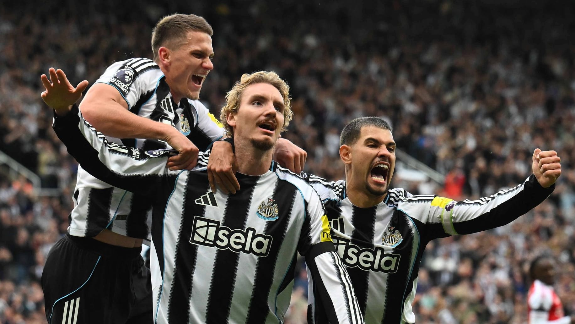 Second goal of the season for Newcastle: Nick Woltemade (M.) is celebrated by his teammates against Arsenal.