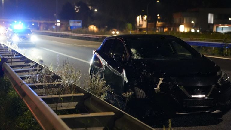 The woman ended up on the car (photo: Erik Haverhals/press agency Heitink). 