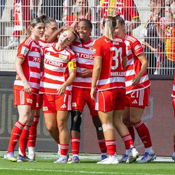The footballers of the 1st FC Union cheer on a goal against SGS Essen on September 20, 2025. (Source: Imago Images/Matthias Koch)
