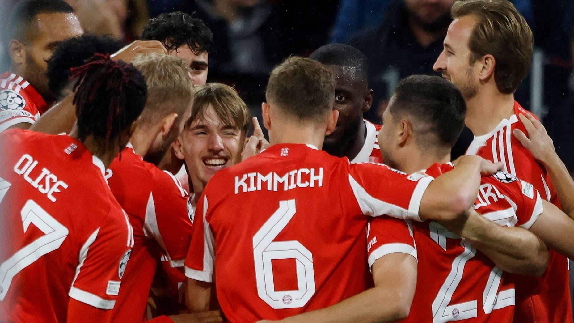 At the center of the celebration: Bayern talent Lennart Karl is celebrated by his teammates.