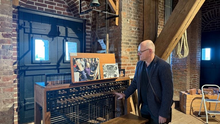 Joost shows how you can make music on a keyboard (photo: Megan Hanegraaf).