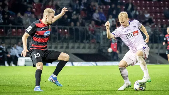 Osnabrück's Bryan Henning (right) and Cologne's Meiko Sponsel