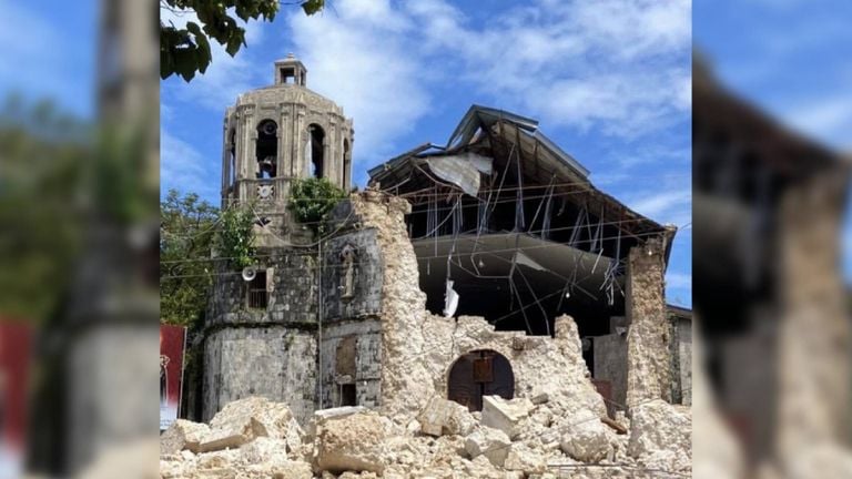 The church in the village collapsed (photo: Arianna Razenberg).