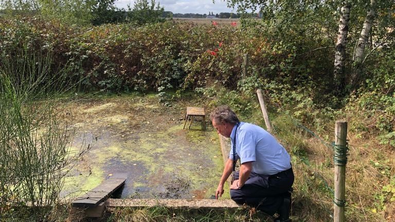 Adjutant Ton at English fire pond In addition to the start and landing site Air Base Eindhoven Fragment Airplane bomb that was once found at Eindhoven Air Base (Photo: Willem-Jan Joachems)