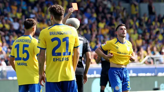 Braunschweig's Robin Heußer (right) sees the red card.