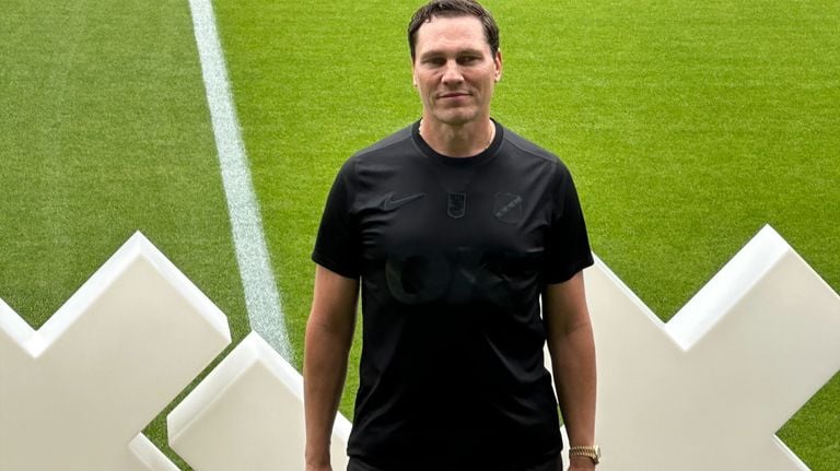 Bredanaar Tijs Verwest aka DJ Tiësto in the new away shirt of NAC (photo: Ronald Sträter).