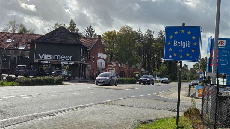 The fish shop is forty meters across the border with Belgium, in Poppel (photo: Omroep Brabant).