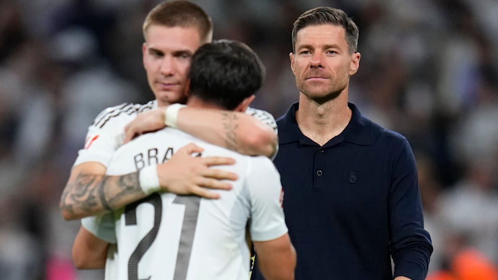 Trainer Xabi Alonso (43/r.) und seine Spieler Brahim Diaz (26, vorne) und Franco Mastantuono (18) feierten den Liga-Sieg gegen Villareal