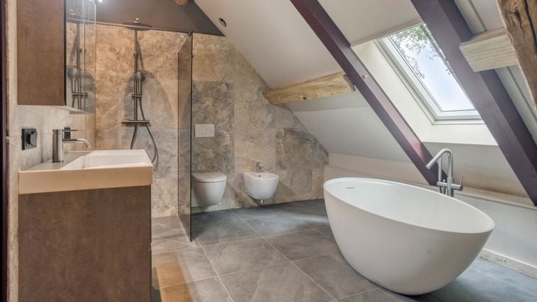 The bathroom (photo: Van Helvoort Makelaardij).
