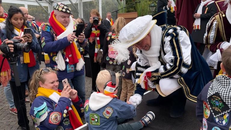 Prince Amadeiro waves to the Oeteldonkers, hand out hand cushion, hugs and even gives a box of children (photo: Megan Hanegraaf).