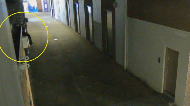 The man climbs onto a balcony and then strikes (photo: Bureau Brabant).