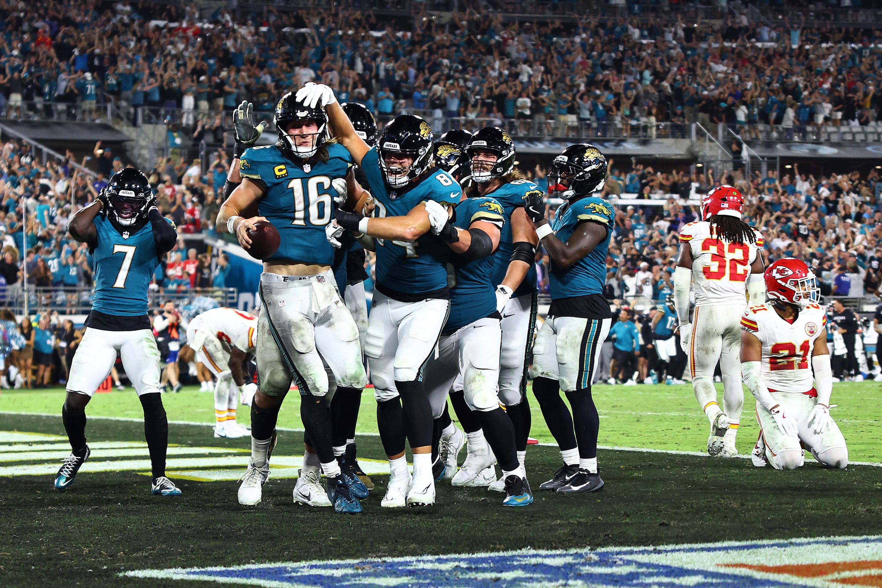 Jacksonville, Florida - Octaber 06: Trevor Lawrence #16 of the Jacksonville Jaguars Celebrates a Touchdown Against The Kansas City Chiefs During the Fouting Quarter ActBank Stadium on October 06, 2025 in Jacksonville, Florida. Megan Briggs / Getty Images / AFP (Photo by Megan Briggs / Getty Images North America / Getty Images Via AFP)