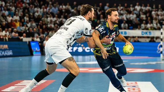 Kiel's Veron Nacinovic (l.) in a duel with Rhein-Neckar's Dani Baijens