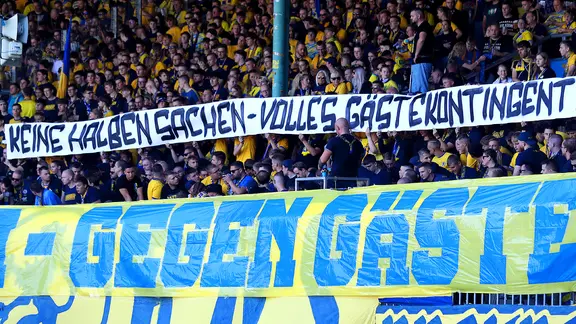 Eintracht Braunschweig fans protest against the exclusion of fans in the Lower Saxony Senderby.