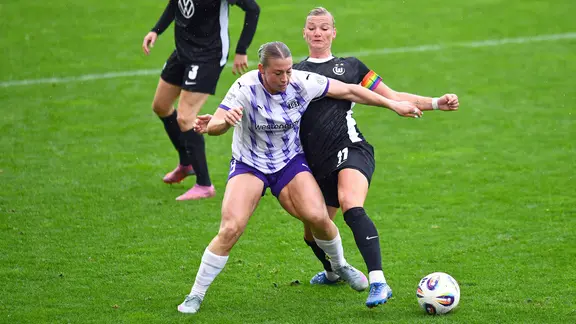 Wolfsburg's Alexandra Popp (r.) in a duel with Essen's Ramona Maier | Imago Images Wolfsburg's Alexandra Popp (r.) in a duel with Essen's Ramona Maier