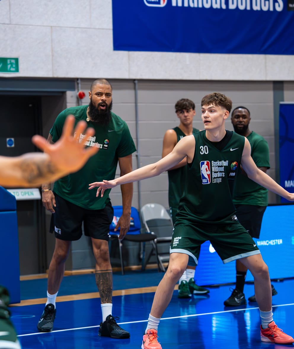 Tyson Chandler (l.) gibt Anweisungen als Trainer und Botschafter beim NBA-Camp „Basketball without Borders“ (Basketball ohne Grenzen) in Manchester