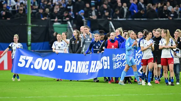 Women's DFB Cup semi-final: The HSV women with a banner