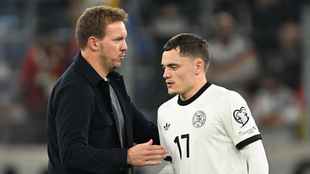 Bundestrainer Julian Nagelsmann (38) im Gespräch mit Florian Wirtz (22)