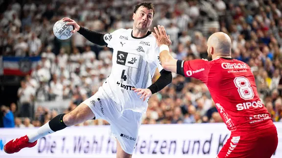 Kiel's Domagoj Duvnjak (l.) and Melsungen's Adrian Sipos fight for the ball.