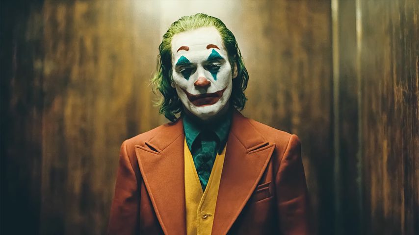 Joaquin Phoenix becomes the “Joker”