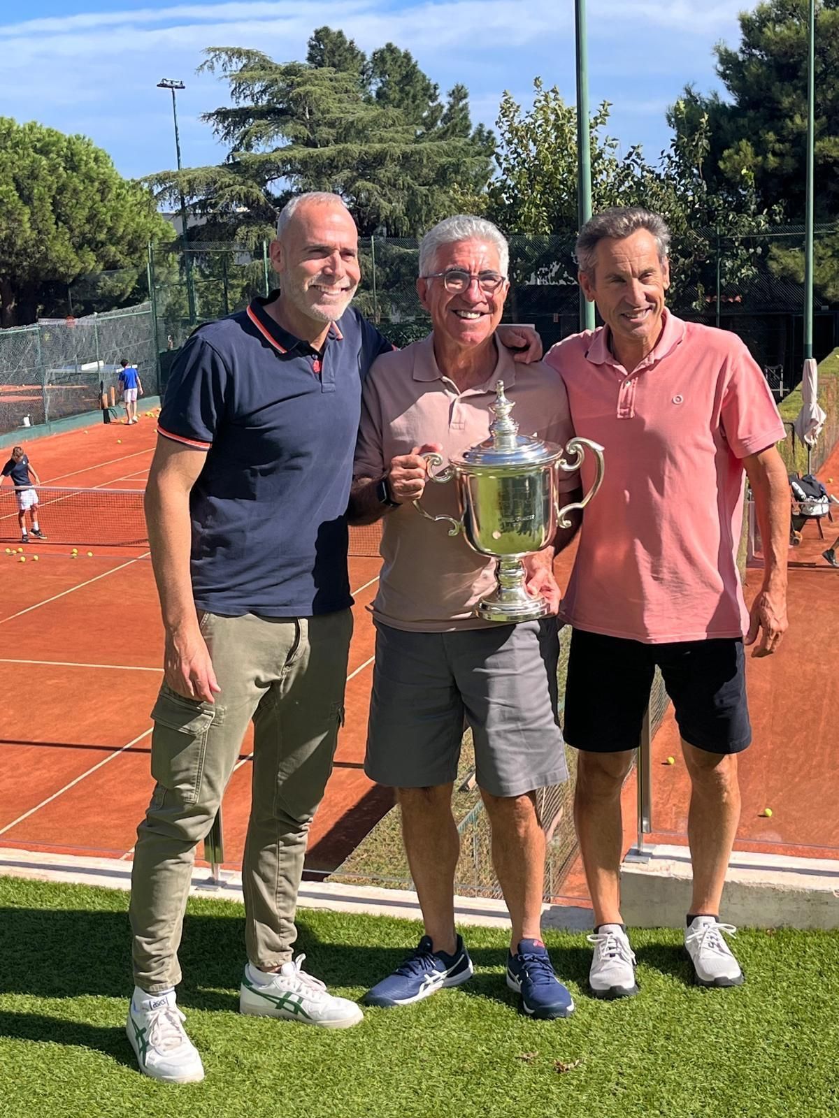 Orantes, between Àlex Corretja and Jordi Arrese with the replica of the US Open trophy, the day they organized a surprise tribute meal at the Bonasport, in September.