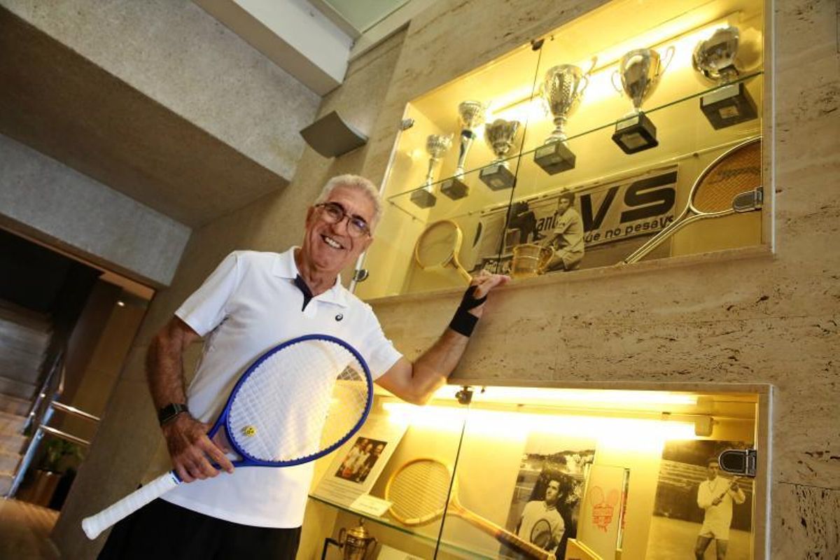 Orantes, along with trophies kept in Bonasport and an image of him from when he played.