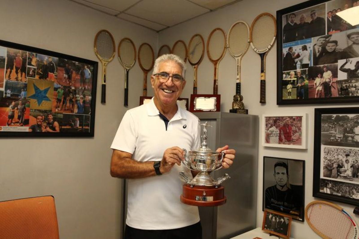 The tennis player, with a replica of the Godó trophy, in which he played in seven finals and won three.
