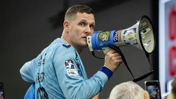 SG goalkeeper Kevin Möller in the fan block