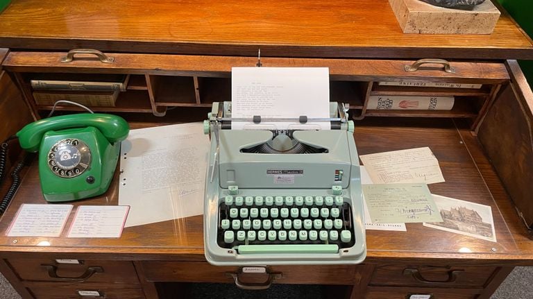 The typewriter on which Friso Wiegersma wrote the song Het Dorp (photo: Alice van der Plas).