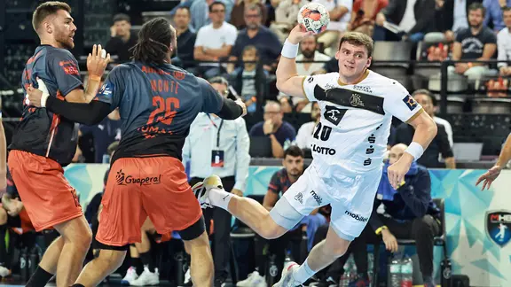 THW Kiel game scene at Montpellier HB: Lukas Laube throws.