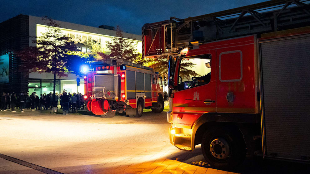 Halle muss mitten im Spiel evakuiert werden – Feuer-Alarm in Hamburg