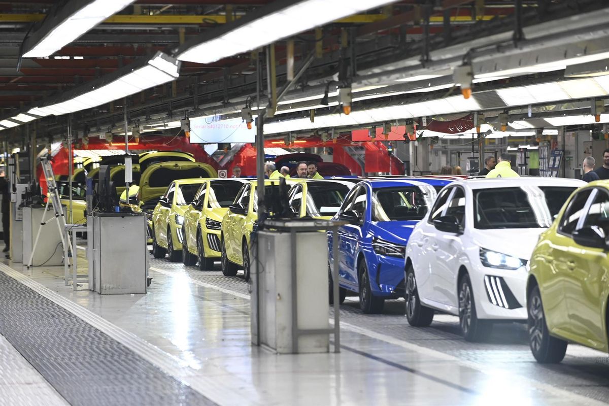 Cars on the production line of the Stellantis plant in Figueruelas (Zaragoza).