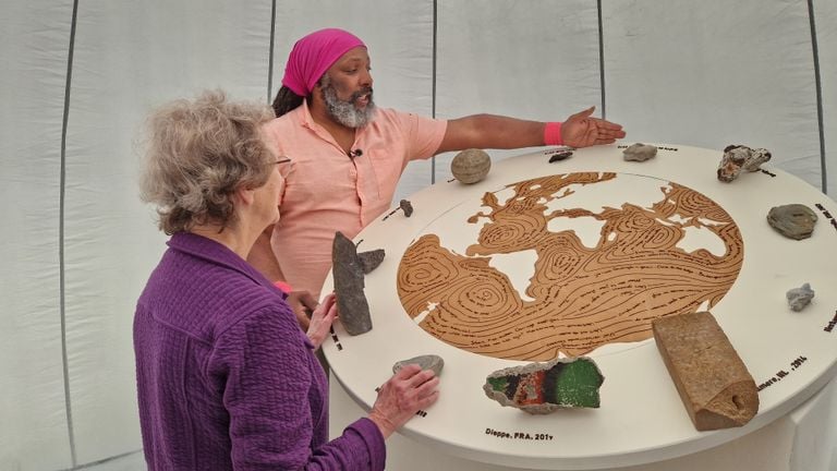 The artwork with the different stones (photo: Tom Berkers).