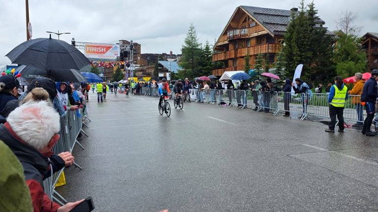 Cyclists are encouraged by spectators on the Alpe d'Huez. (Photo: Raymond Merkx)